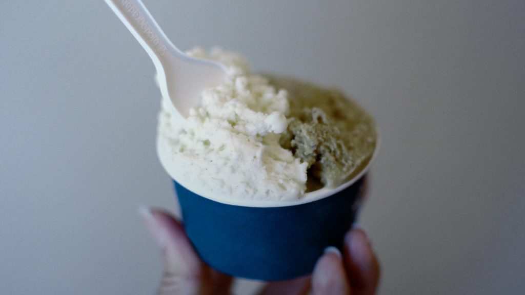 Ein kleiner Eisbecher mit einem Löffel drin