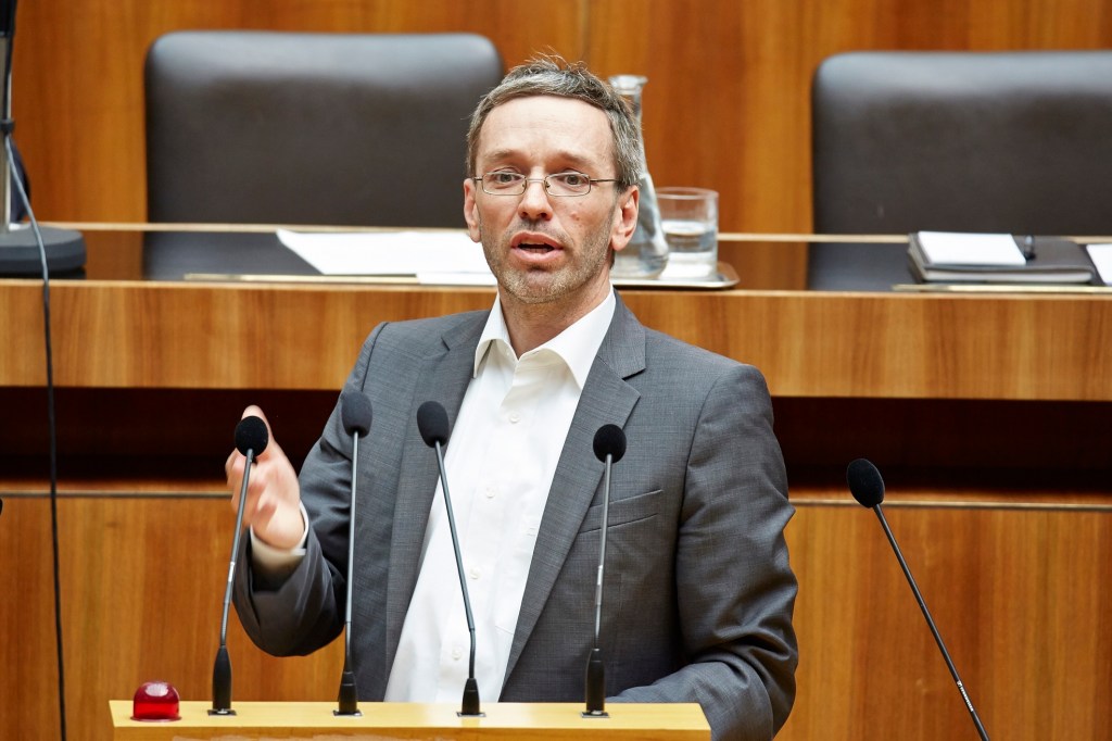 FPÖ-Innenminister Kickl behauptet, dass Neonazismus nicht strafbar ist