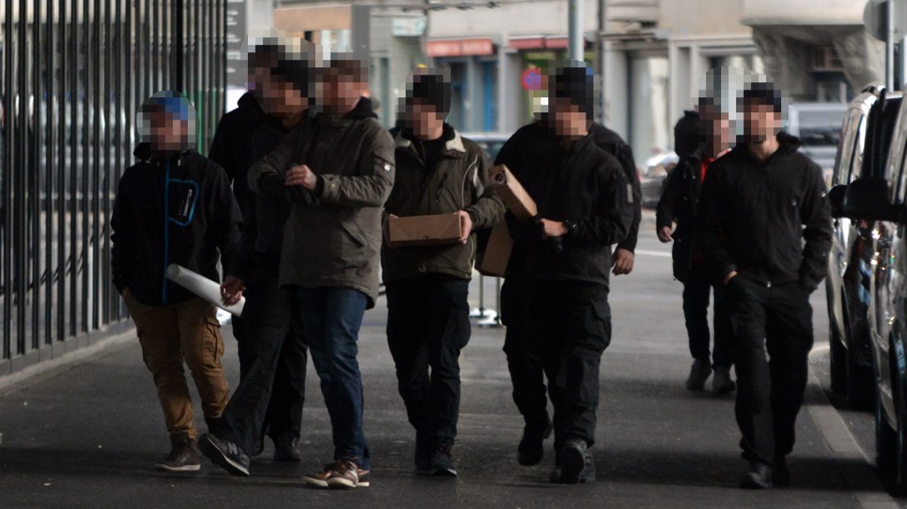Neonazis zeigen sich auf Facebook selbst mit Foto von Antifa