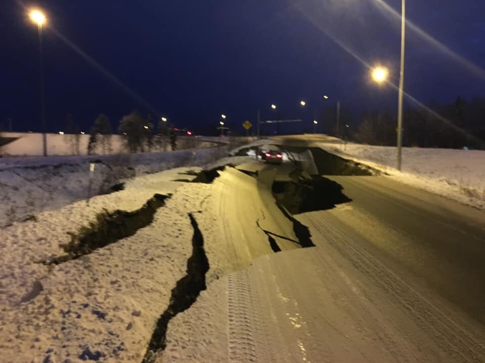 Imágenes de la destrucción que dejó el terremoto de magnitud 7.0 en Alaska