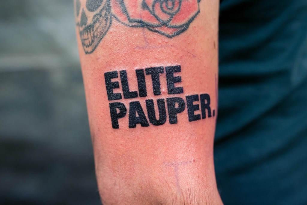 Freek van Kraaikamp viert de tweede druk van zijn boek met tattoo-marketing