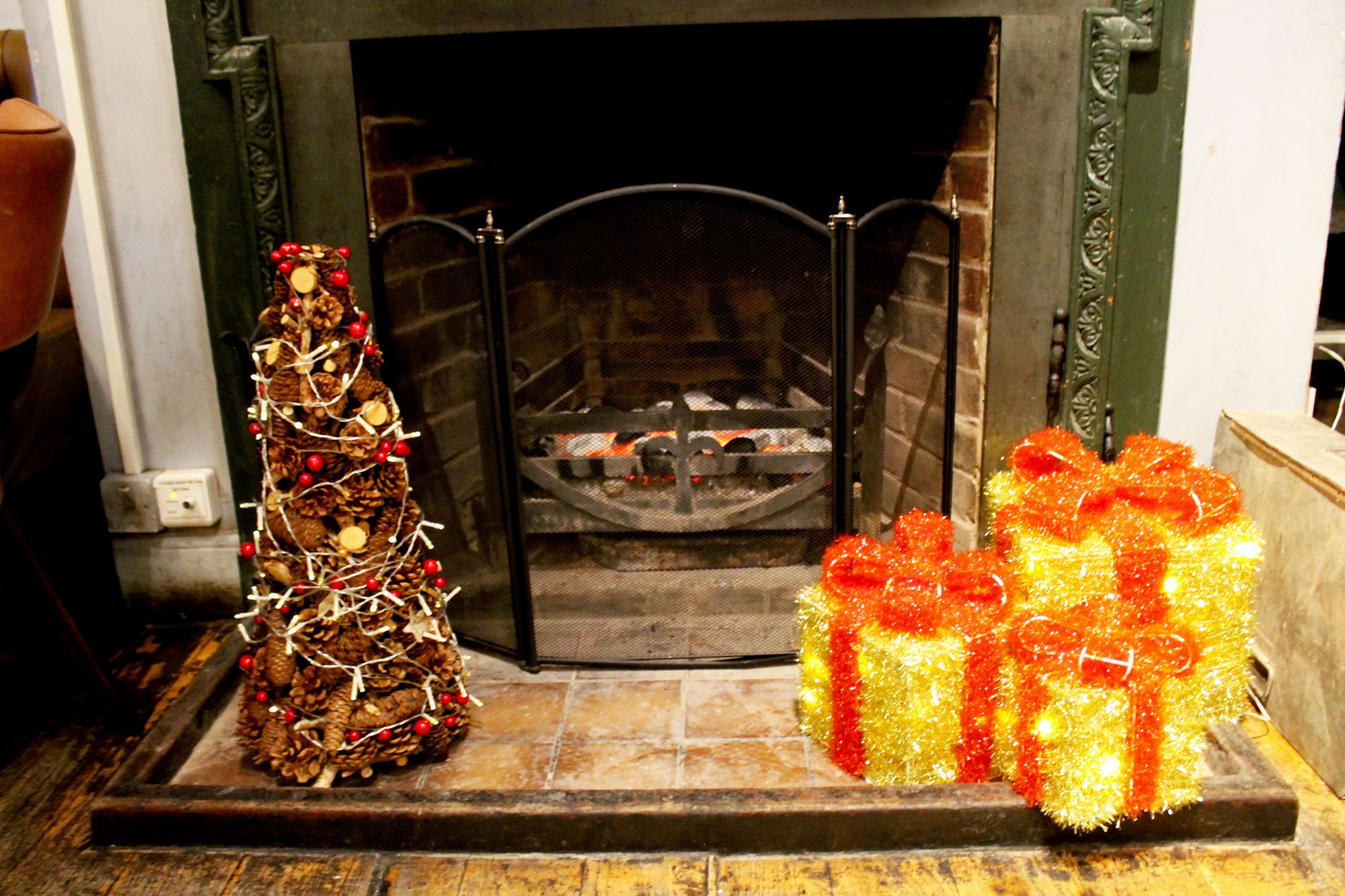 1512388743830-christmas-pub-the-alexandra3