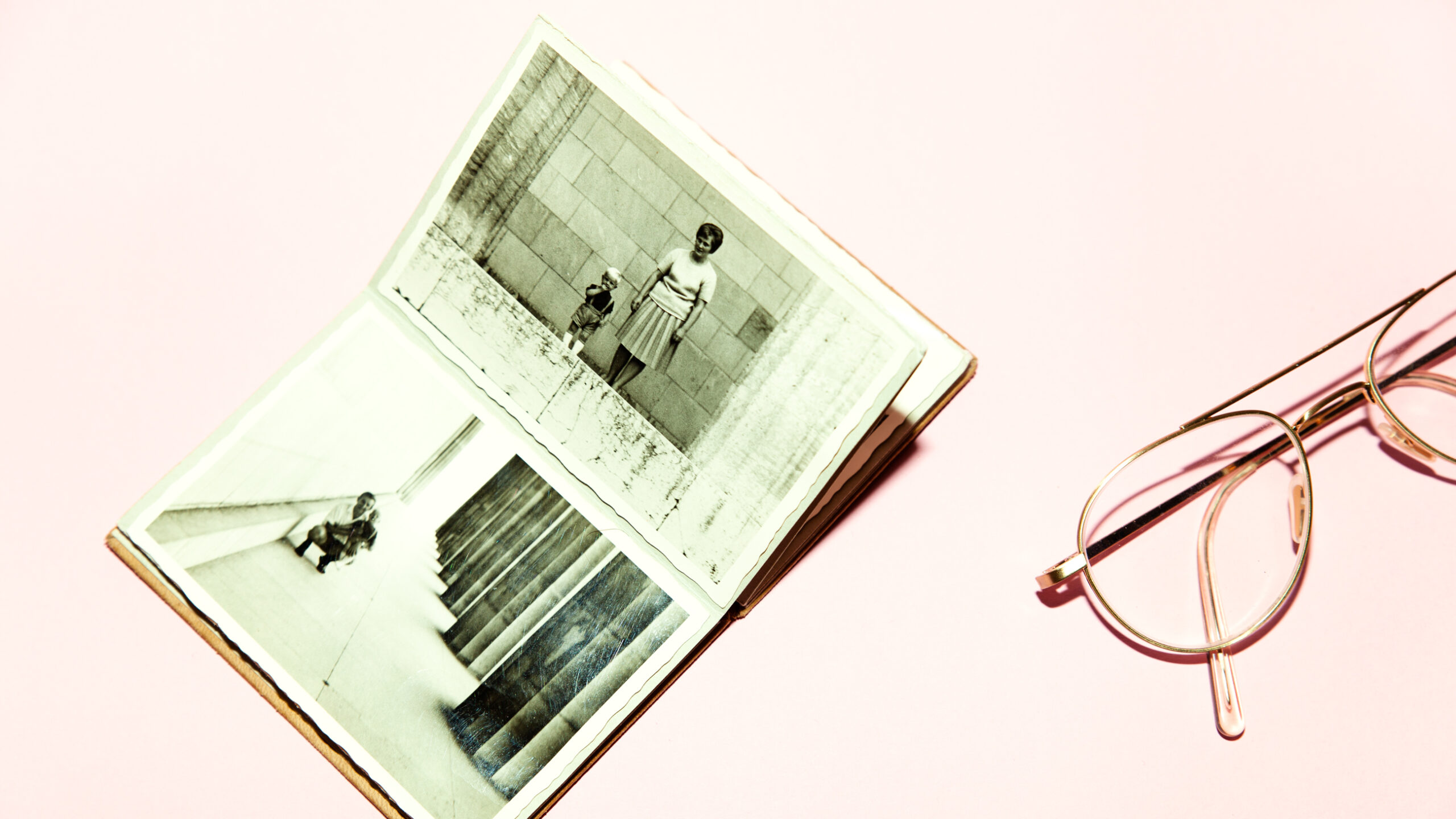 Foto von Buch und Brille