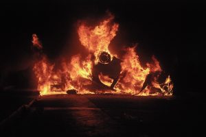 Une voiture qui brûle