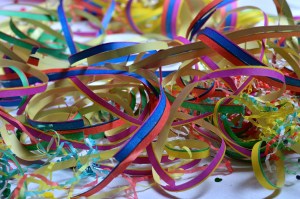Luftschlangen von Fasching und Fasnacht auf einem Tisch