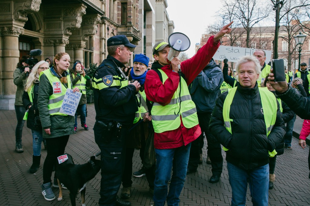 Foto’s van de Gele Hesjes NL op het Binnenhof in Den Haag