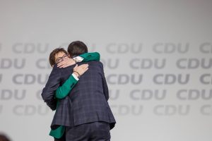 Annagret Kramp-Karrenbauer umarmt Paul Ziemiak