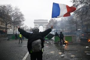 Frankreichs Gelbwesten-Protest in Paris vor dem Triumphbogen