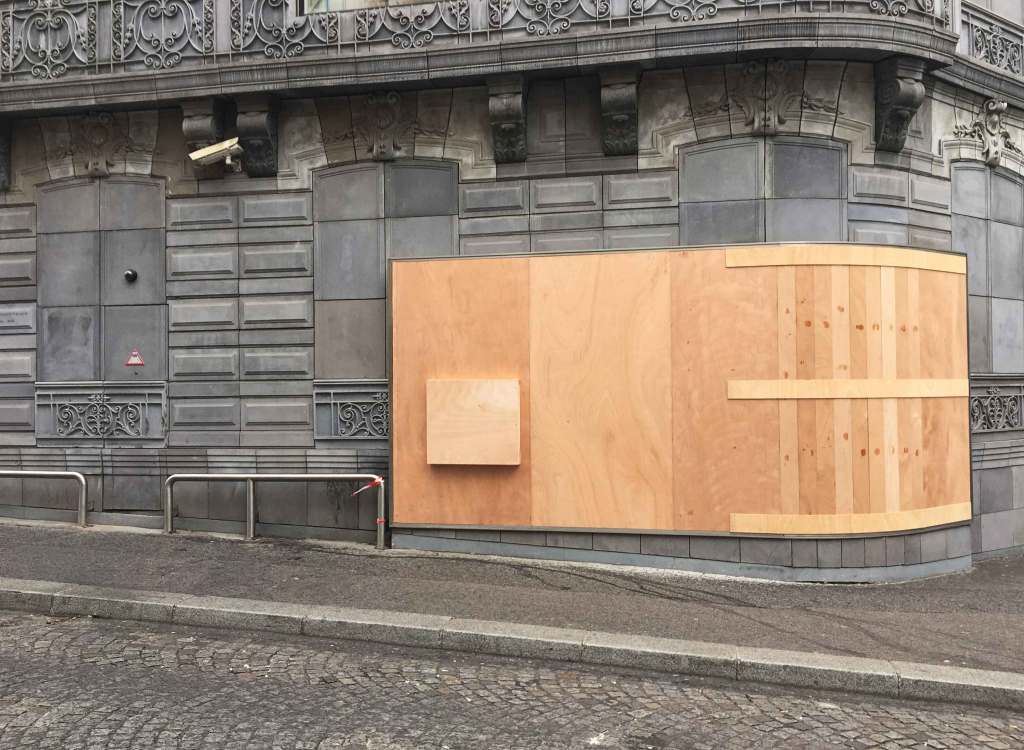 Paris lyxbutiker barrikaderar sig inför helgens protester