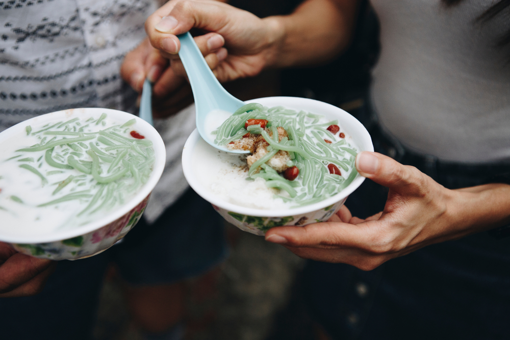 Street Food Stirs Ancient Beef Between Malaysia and Singapore