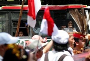 ​Warga Jakarta menyaksikan pawai menolak intoleransi seusai maraknya kasus Ahok pada 2016