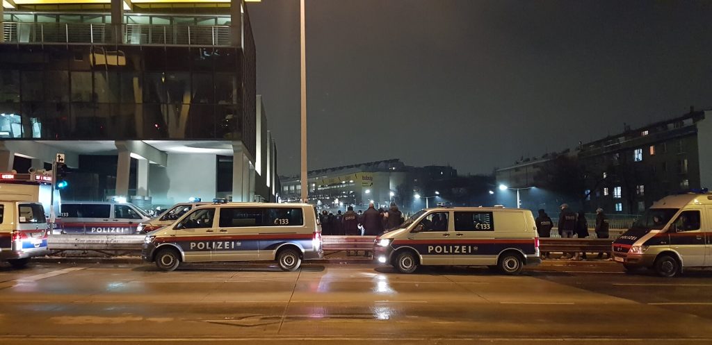 Die Polizei kesselt 1.300 Rapid-Fans stundenlang bei Minusgraden ein