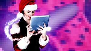 Eine Weihnachtsfrau schaut in einen Tablet-PC