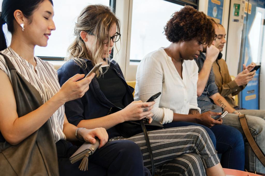 Mulheres jornalistas e políticas recebem ofensas no Twitter a cada 30 segundos