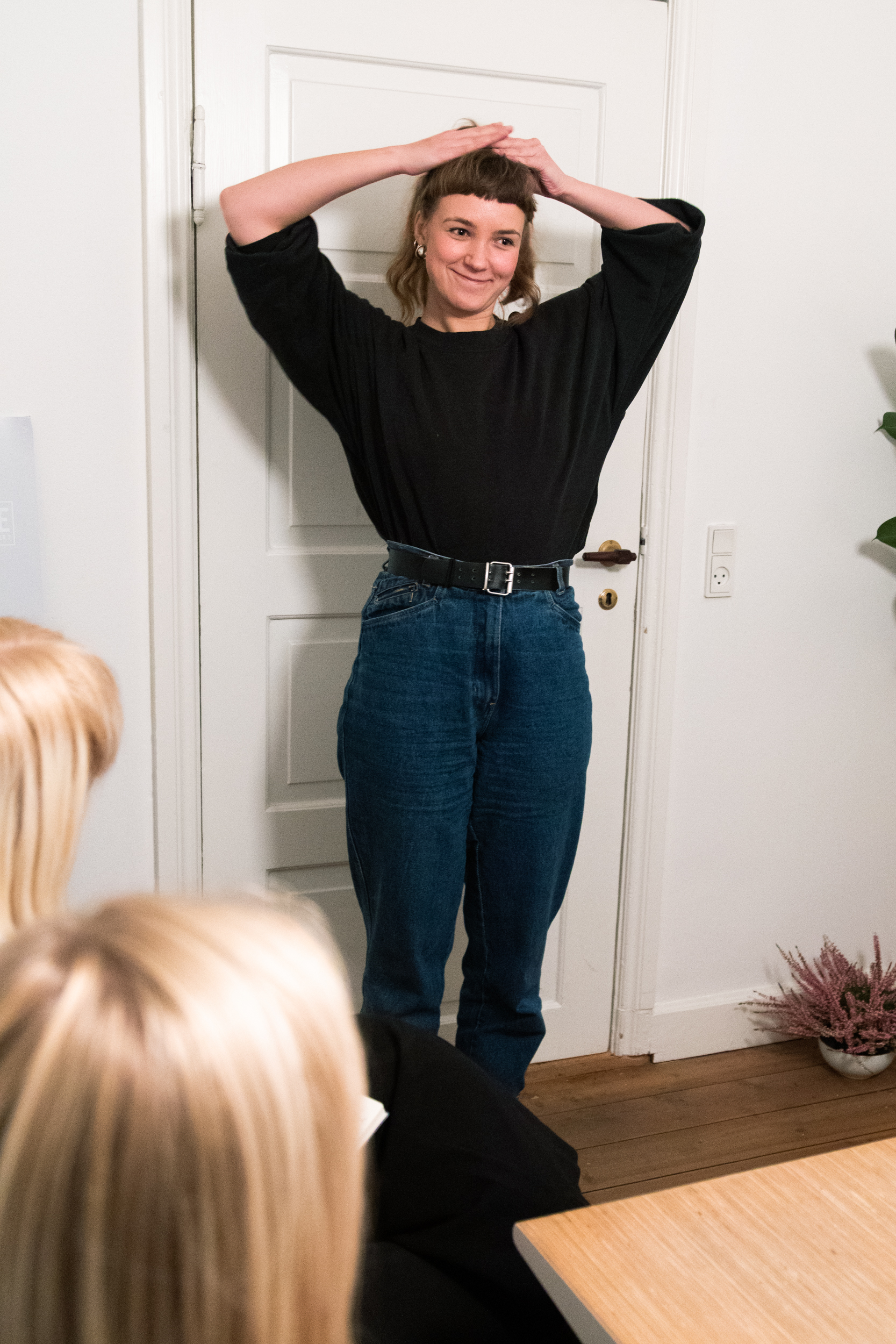 Anna imiterer en pik.