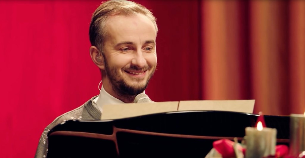 “Warum hältst du nicht einfach die Fresse?” – Böhmermann covert Gzuz als Weihnachtssong