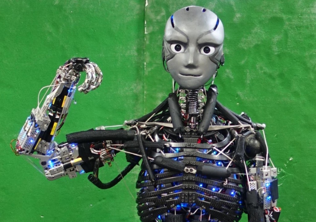 Humanoïde robot steekt vuist op in overwinningsgebaar