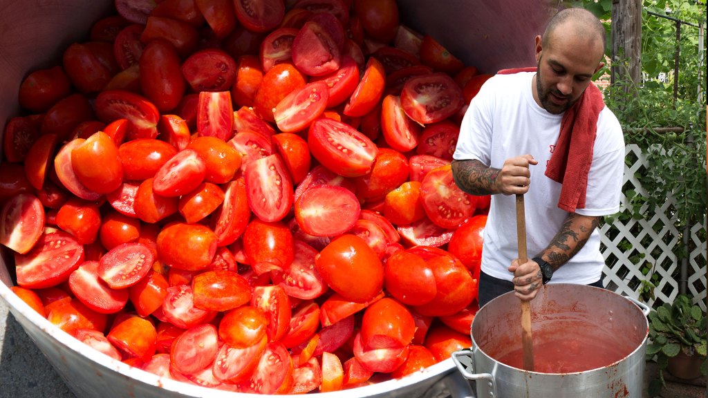 Video: Bei der Tomatenernte mit Pizzagott Frank Pinello und seiner Familie