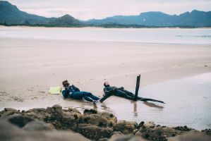 Penyelam bersantai di pantai indah Pulau Great Barrier Selandia Baru