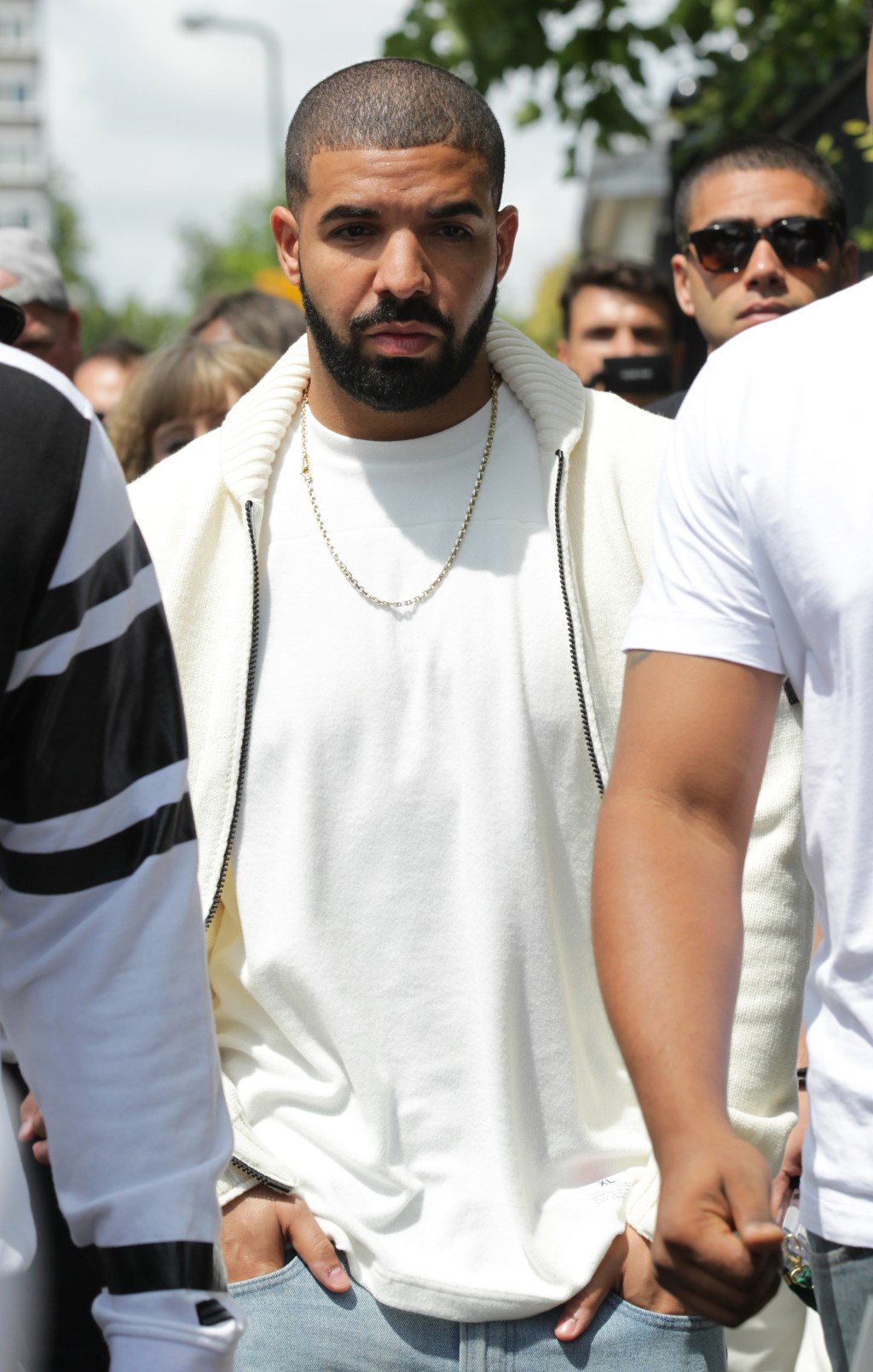 Video af Drake, der kysser og befamler en mindreårig, er dukket op på Twitter