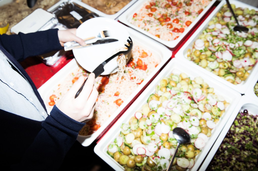En dansk kantinekok fortæller sandheden om din frokostbuffet