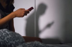 seorang perempuan melihat ponsel