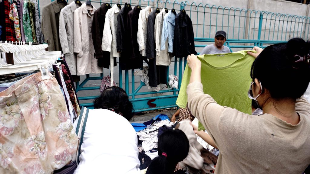 Negara Senantiasa Kalah Saat Memerangi Bisnis Pakaian Bekas