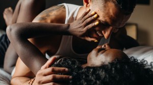 Man en vrouw liggen op bed in romantisch aandoende pose