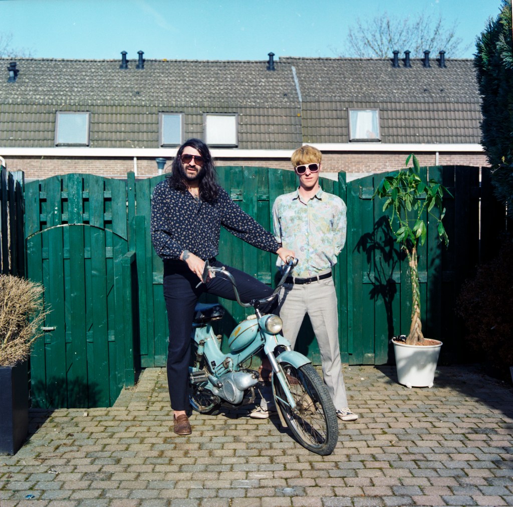 YĪN YĪN zijn de ongebalanceerde buren van de Nederlandse Thaise psych-rock