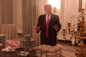 Donald Trump zeigt uns seine 300 Burger