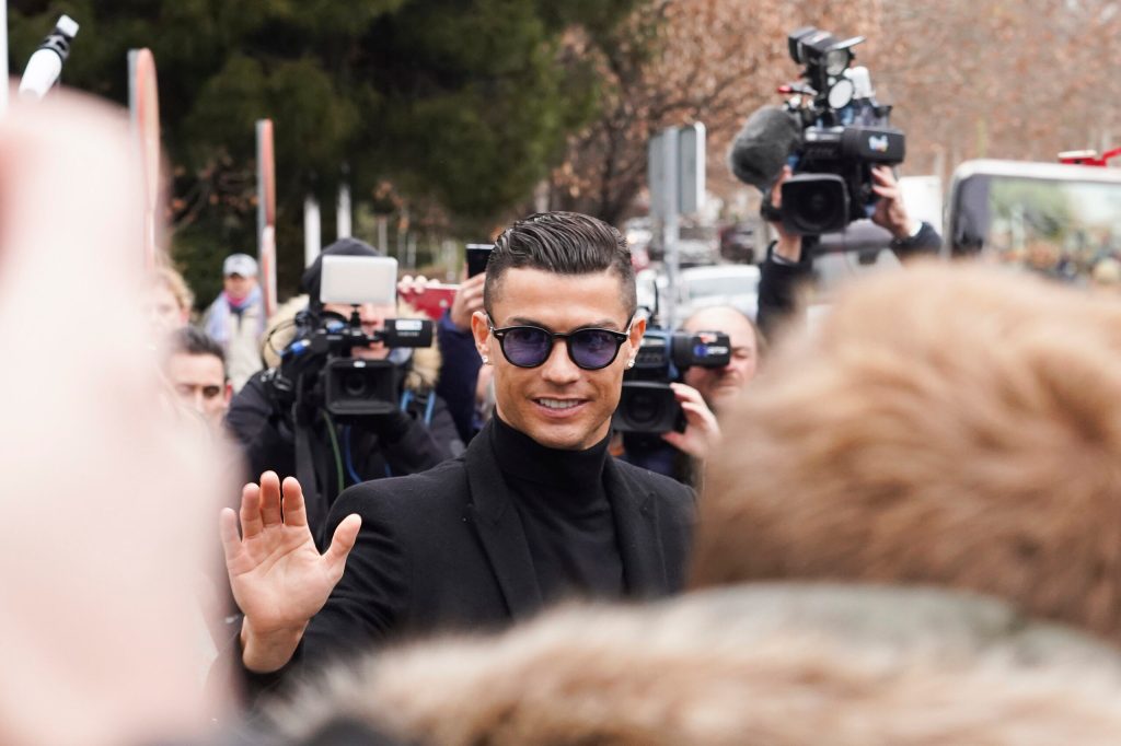 Politiet beder Ronaldo om dna-prøve i voldtægtssag, og hans fans vil stadig have autografer