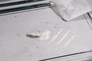 Drei Lines Kokain auf einem Spiegel