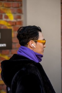 Gaya fashion mengenakan airpods sedang ngetren di awal 2019