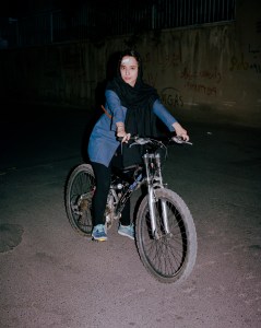 tanara din Iran pe bicicleta