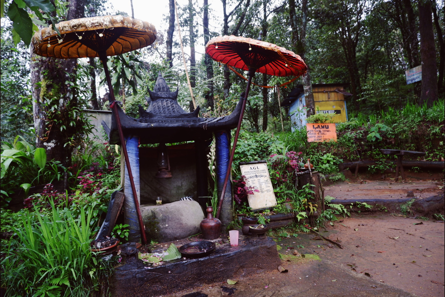 1548919530897-Sesajen-di-pintu-masuk-jalur-Cemara-Kandang