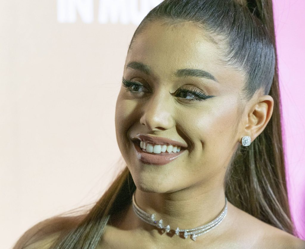 Ariana Grandes doppelter Tattoo-Fail lässt uns lachend den Kopf auf den Tisch schlagen