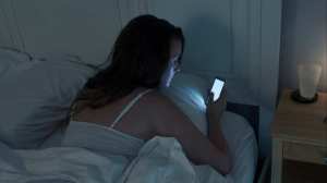 自分に恋愛感情を抱いているかもしれない〈親友〉と、性的な内容を含まないとはいえ親密なメッセージを頻繁にやり取りしているとしたら。そして、それを自分のパートナーに告げていないとしたら。それは倫理にもとる行為なのだろうか？