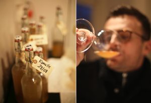 Juiceflasker og en sommelier, der drikker vin.