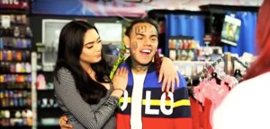 6ix9ine in neuer Werbung für einen Sexshop in New York gegen Gewalt an Frauen