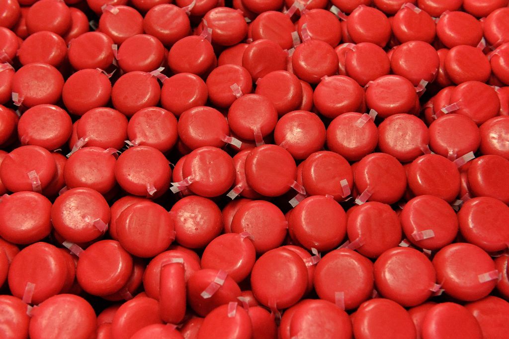 For himlens skyld, lad nu være med at spise den røde voks på Babybel-oste