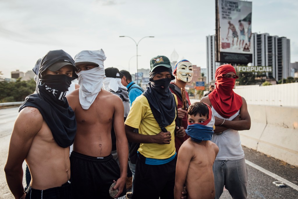 Foton på unga venezuelaner som protesterar i Caracas