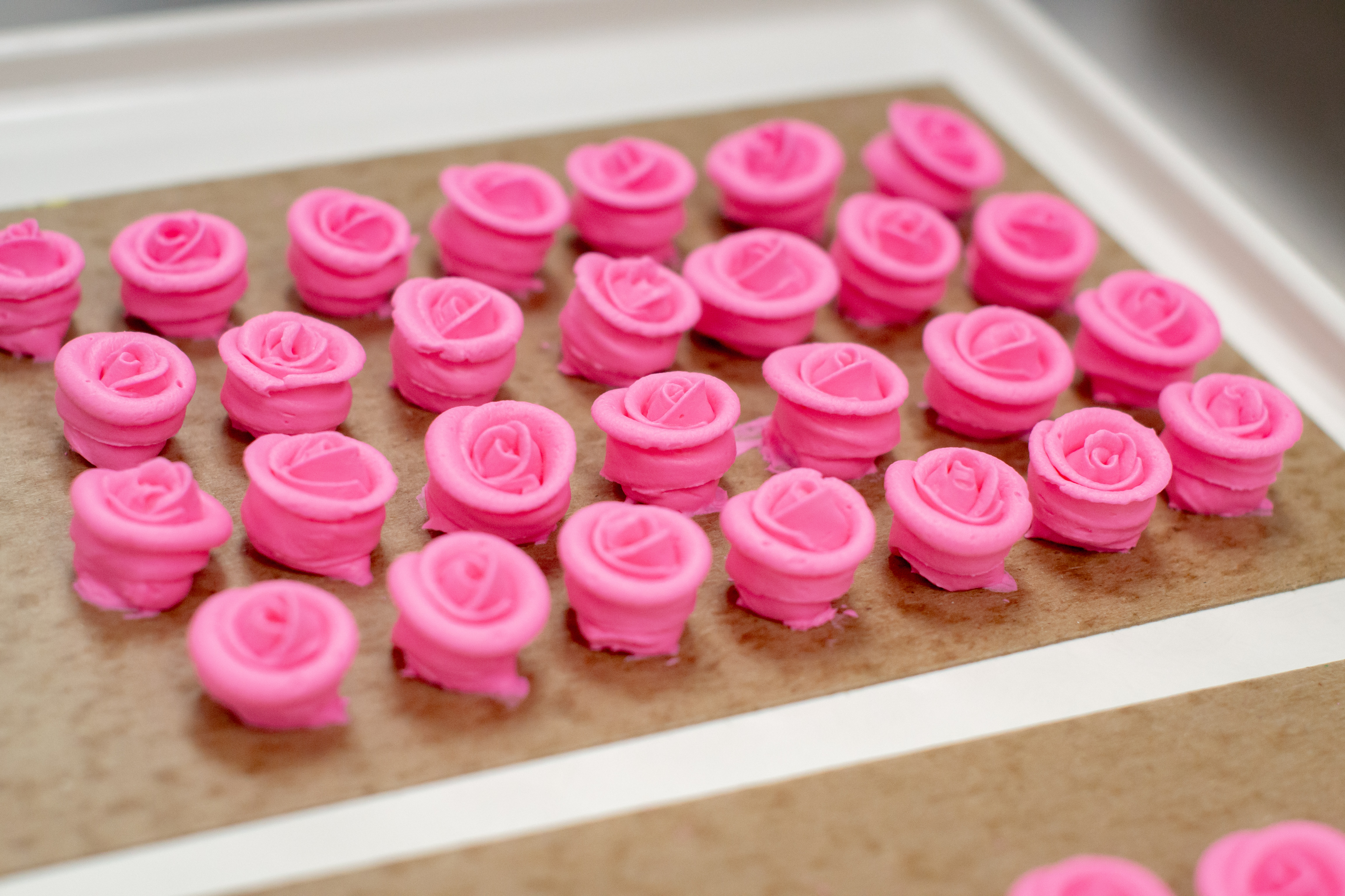 1550093775198-Rose-garnishes-for-Easter-candy