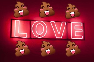 rotes Neon Schild mit Liebe und Kackhaufen Emojis
