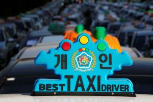 Unjuk rasa sopir taksi di Seoul, Korea Selatan menolak transportasi online