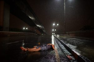 Salah satu korban perang narkoba brutal di Filipina tergeletak di jalanan Manila. Foto oleh Jes Aznar