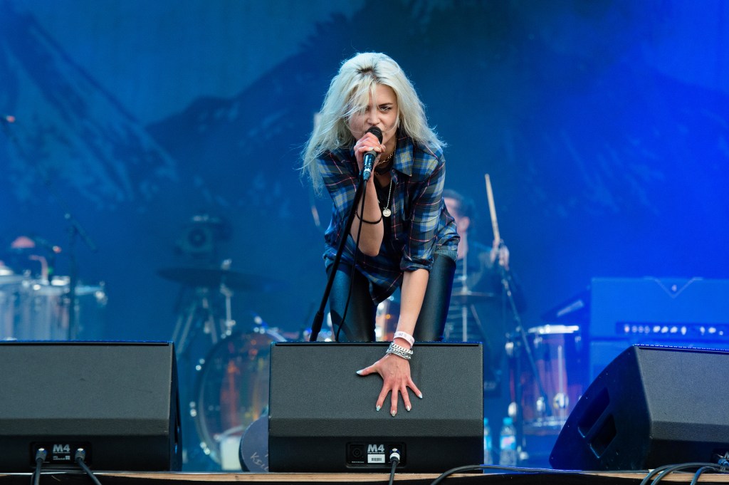 How Alison Mosshart’s Onstage Prowl Changed Music