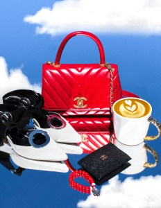 Tas dan Sepatu Chanel disandingkan secangkir latte dengan hiasan buih mirip logo Chanel