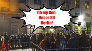 Menschen warten vor einem Berliner Club