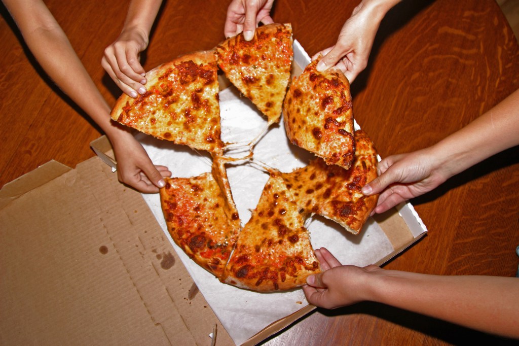Dobre rady, jak zamawiać i kroić pizzę, bo najwyraźniej wiele osób wciąż ma z tym problem