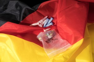 Kokain und Ecstasy auf einer Deutschlandflagge